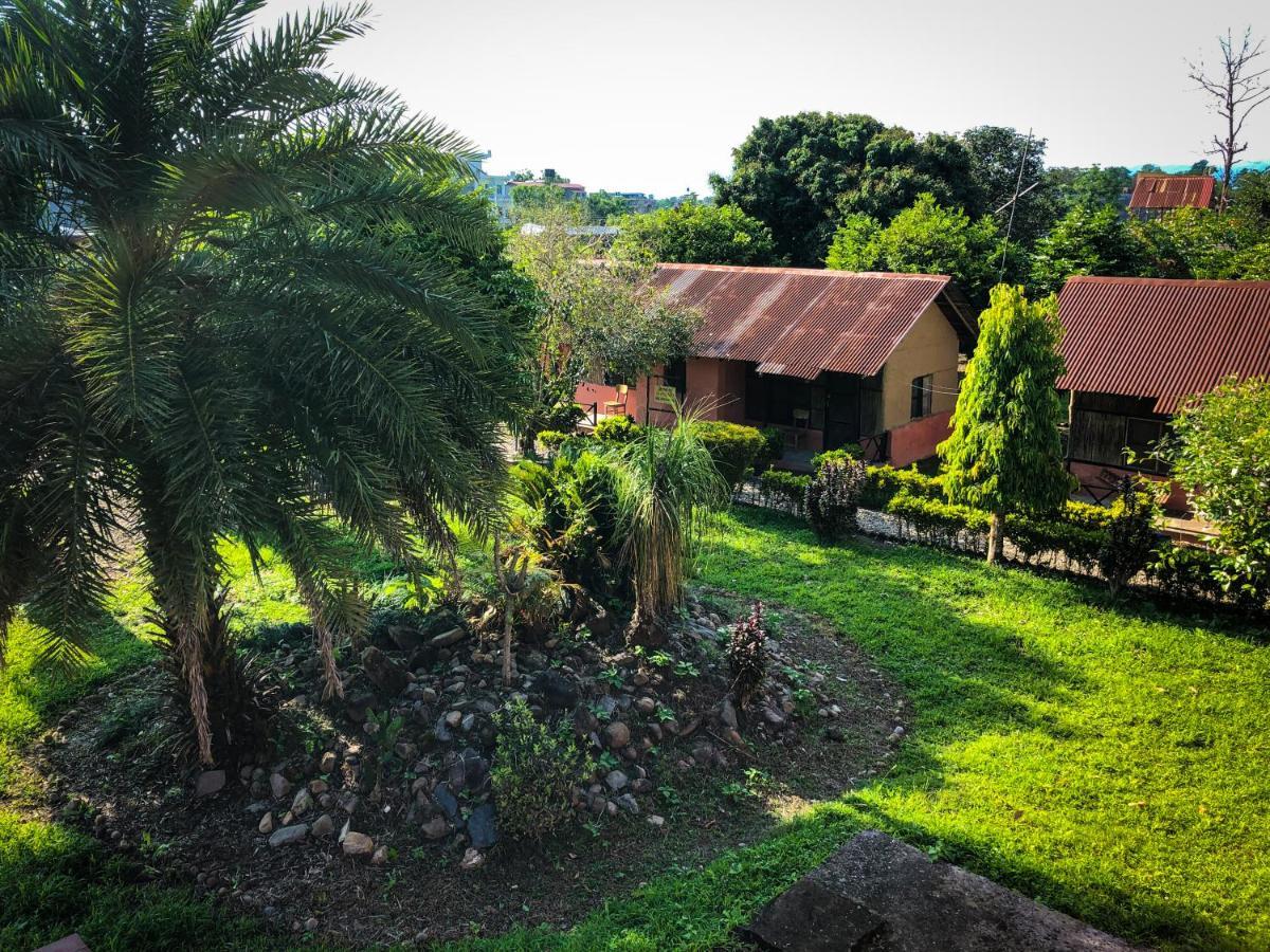 Hotel Tharu Garden, Sauraha Exterior foto