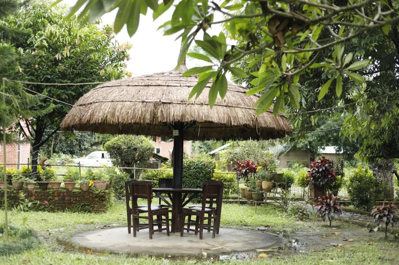 Hotel Tharu Garden, Sauraha Exterior foto