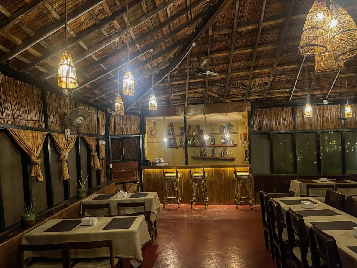 Hotel Tharu Garden, Sauraha Exterior foto