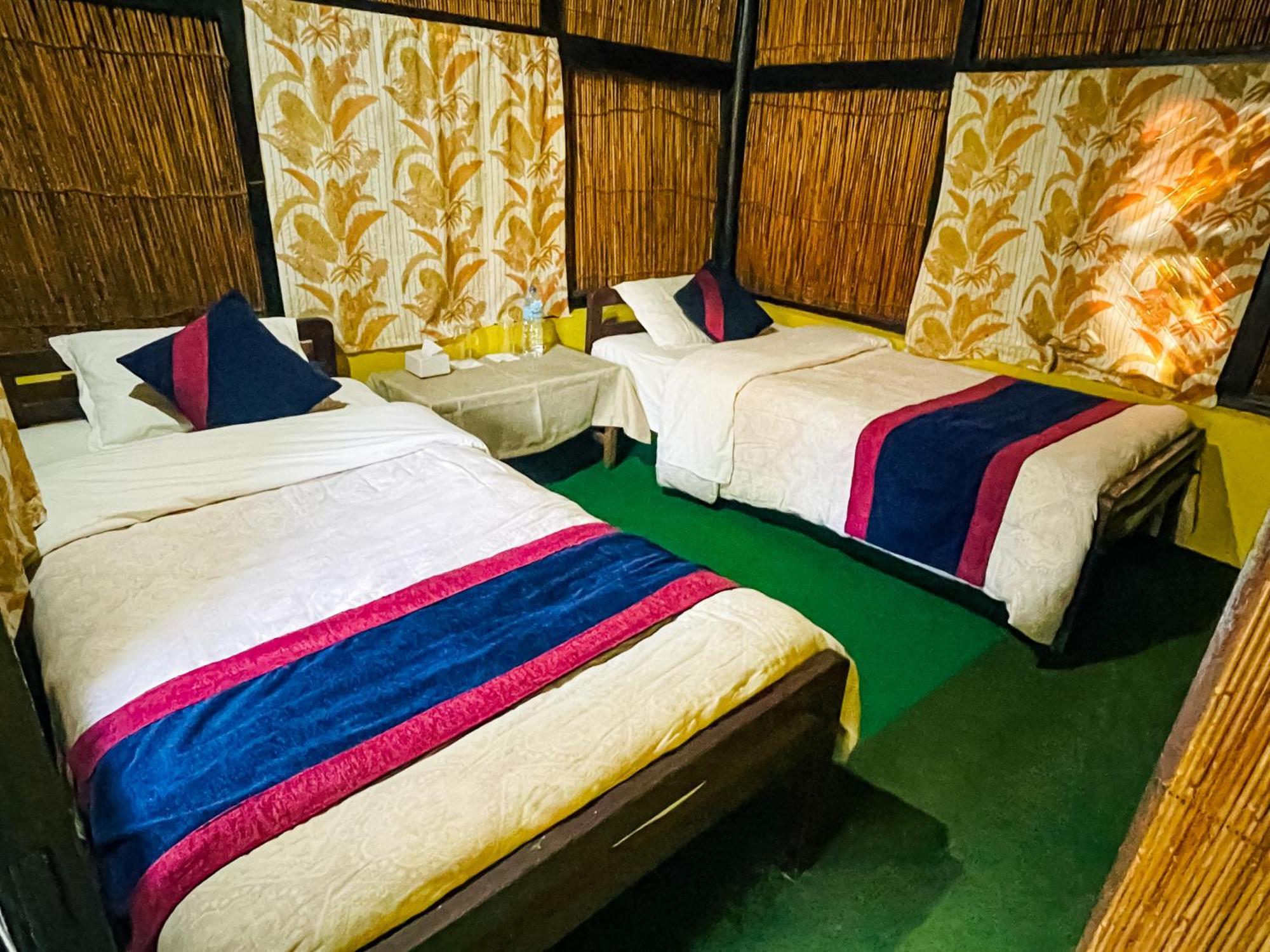 Hotel Tharu Garden, Sauraha Habitación foto