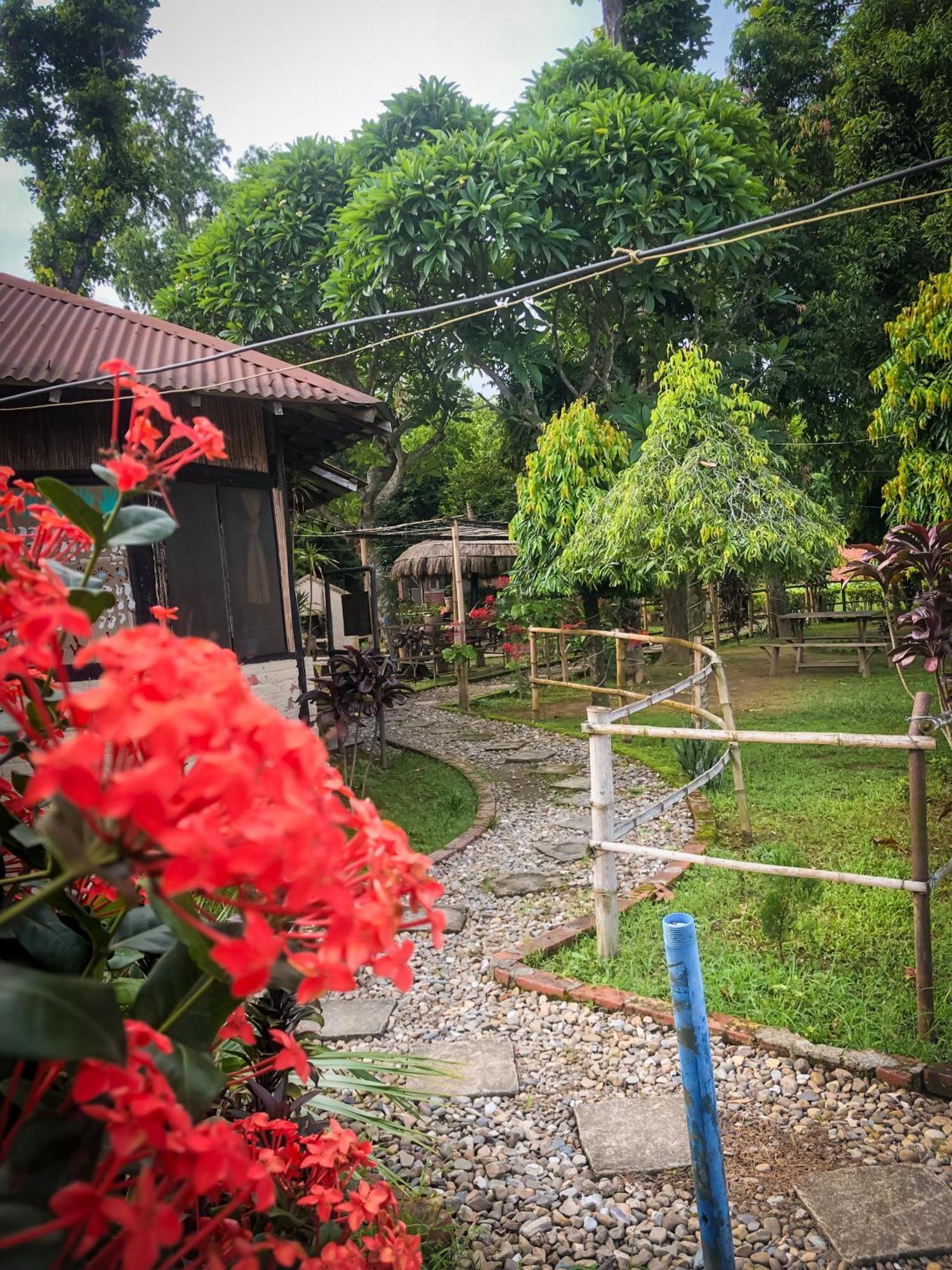 Hotel Tharu Garden, Sauraha Exterior foto